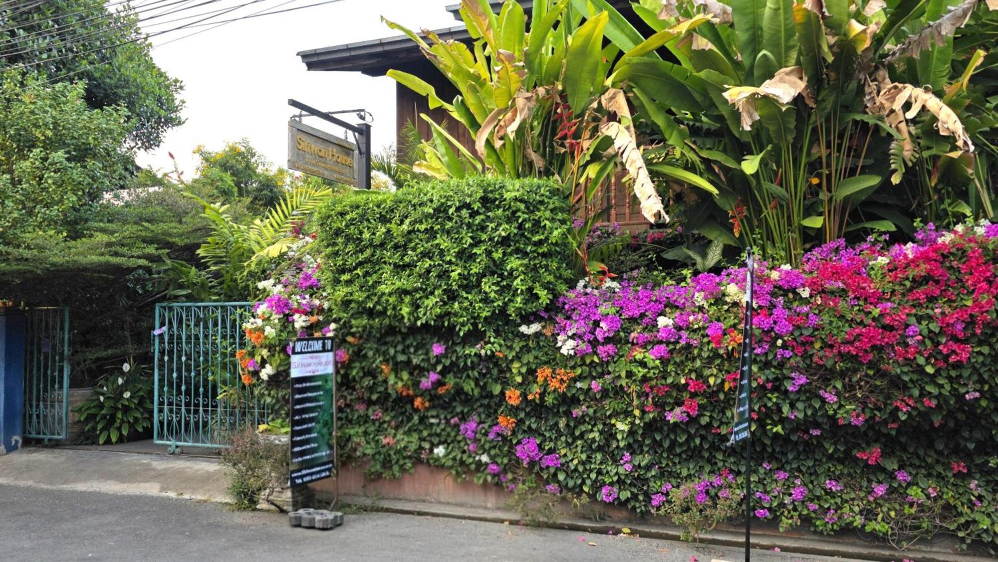 Siriwan Hostel Chiang Mai Exteriör bild
